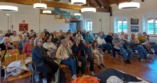 "Storie Andoresi", un successo: pubblico divertito davanti alle immagini degli eventi goliardici