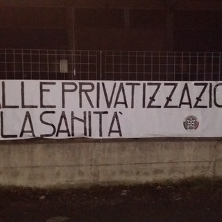 Cairo: striscione di protesta di CasaPound contro la privatizzazione dell'ospedale