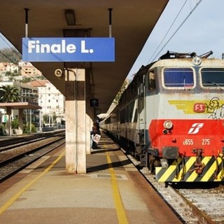 Giovane travolto dal treno alla stazione di Finale Ligure: prende quota l'ipotesi della disgrazia