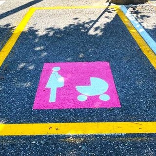 Stalli rosa: a Pietra Ligure 11 parcheggi dedicati alle donne in gravidanza e ai genitori di bimbi piccoli Stalli rosa: a Pietra Ligure 11 parcheggi dedicati alle donne in gravidanza e ai genitori di bimbi piccoli