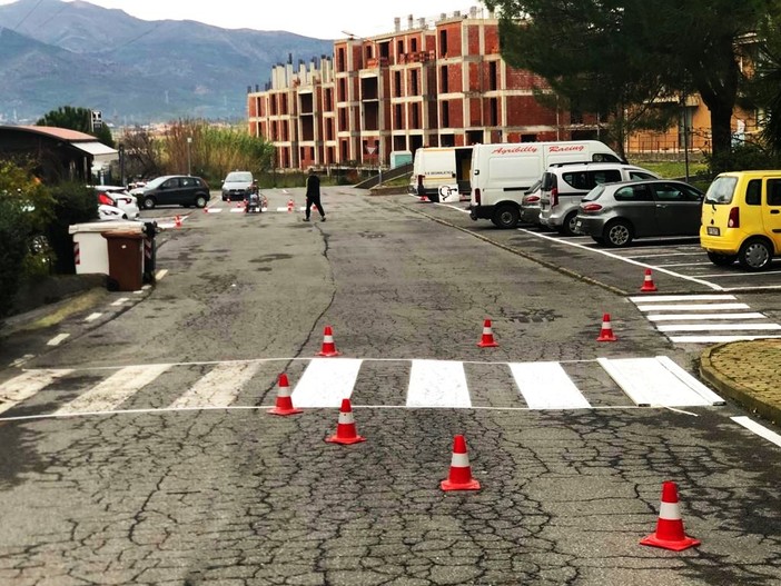 Albenga, rinnovata la segnaletica orizzontale a San Fedele: creati nuovi posti moto e un parcheggio per i disabili