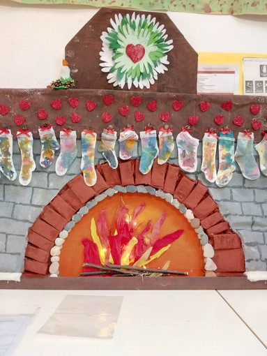 I bambini di Calvisio rallegrano la suggestiva "Corte del Cuore" di Palazzo Gallesio