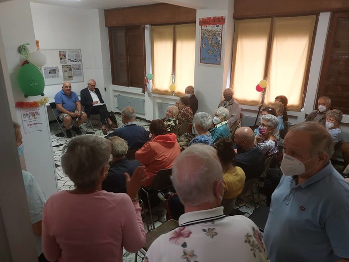 Savona, l'assessore Parodi incontra i residenti delle Fornaci: "Le strade sono delle stalle, che si metta una tassa per i cani" (FOTO)