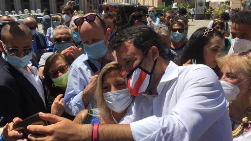 Salvini a Genova, prima il selfie e poi la contestazione: &quot;I porti aperti hanno salvato vite&quot; (VIDEO)