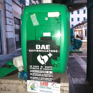 Savona, rubato defibrillatore in piazza Sisto: l'appello della Croce Bianca (FOTO)