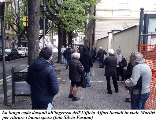 Albenga: una lunga coda di cittadini attende la consegna dei buoni spesa Albenga: una lunga coda di cittadini attende la consegna dei buoni spesa