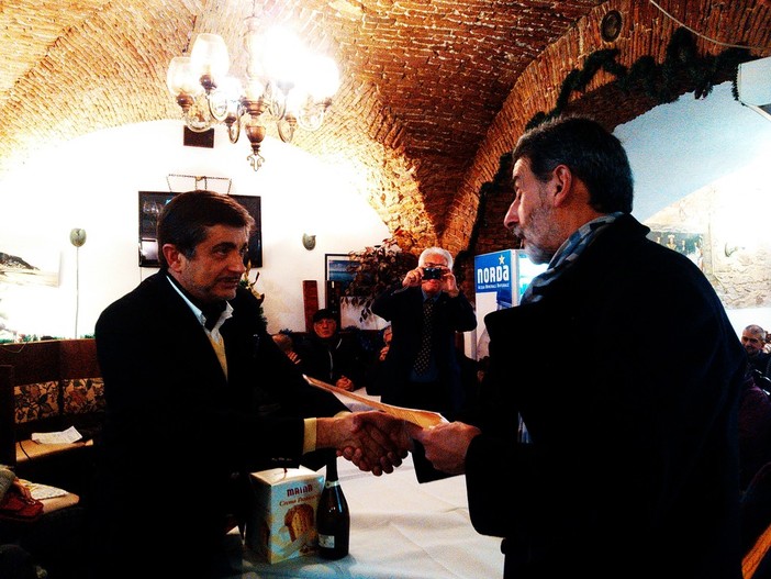 Colpo di scena a Pietra Ligure: il sindaco Valeriani "accetta la sfida" e si presenta al Confuochino di Carrara (FOTO e VIDEO)