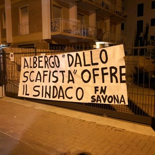 Striscioni Forza Nuova a Pietra, il sindaco Valeriani: "I richiedenti asilo qui da noi non hanno mai creato problemi"