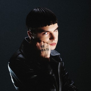 Dalla luce di Sanremo alle ombre della vita, riecco Sethu con "Tutti i colori del buio": "Mi sono messo a nudo"