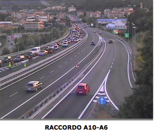 il traffico viene deviato sulla viabilità ordinaria o sulla A6