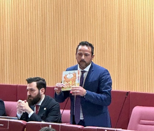 La riforma sanitaria in Consiglio regionale. Sanna (Pd) regala al presidente Bucci il libro "La fabbrica delle fiabe" La riforma sanitaria in Consiglio regionale. Sanna (Pd) regala al presidente Bucci il libro "La fabbrica delle fiabe"