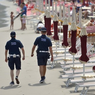 Ceriale, pattuglione della Polizia contro l’abusivismo commerciale e la contraffazione: tre sequestri e due denunce per resistenza