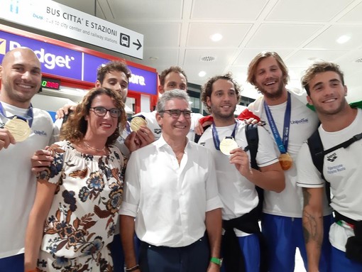 Settebello campione del mondo: gli atleti &quot;liguri&quot; ricevuti all'aeroporto Colombo di Genova dall'assessore regionale Cavo
