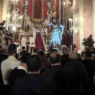 Savona, il Cristo Risorto "torna" nella sua nicchia nell'oratorio