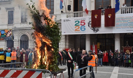 Savona, il Cunfögu non delude: le fiamme salgono alte in cielo per un buon 2026 (FOTO)