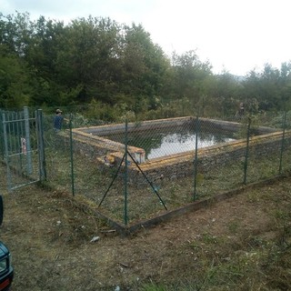 Stellanello: i volontari Aib dell'Unione dei Comuni di Montarosio Valmerula puliscono la vasca d'approvvigionamento elicotteri