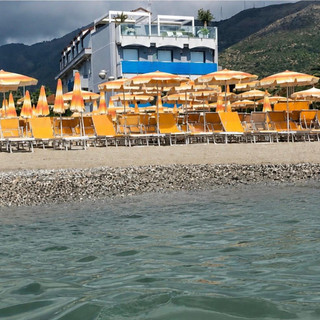 Ceriale, pubblicato il bando per la gestione della spiaggia libera attrezzata "Acque Basse" fino al 2030