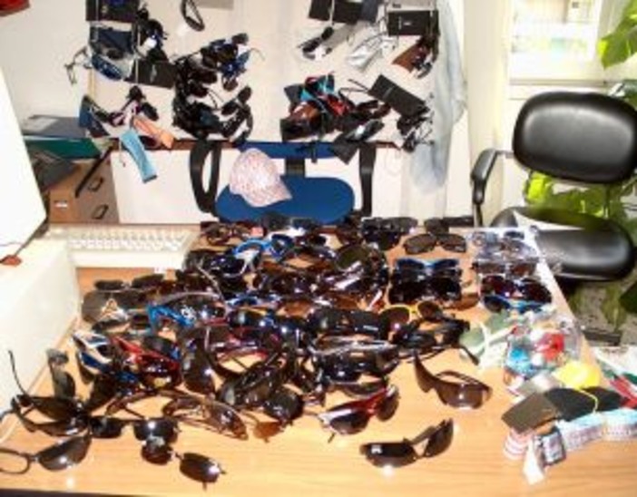 Alassio, giro di vite della Municipale al commercio abusivo e bivacchi