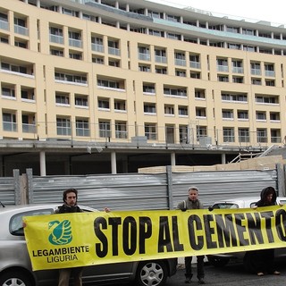 Savona: la Befana di Legambiente porta più carbone che caramelle