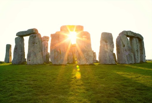 Solstizio d’estate e pioggia di stelle, dal mistero di Stonehenge alla notte di san Giovanni Solstizio d’estate e pioggia di stelle, dal mistero di Stonehenge alla notte di san Giovanni
