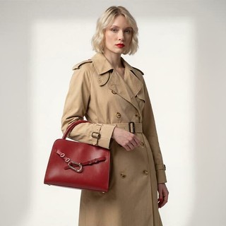 Leggero, strutturato, versatile: le molte identità del trench femminile