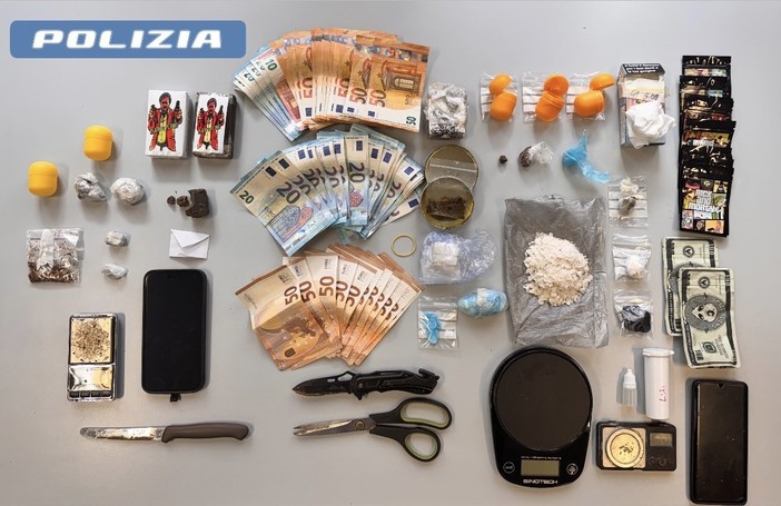 Bazar dello spaccio, la squadra mobile arresta due uomini: quattro gli etti di droga sequestrata