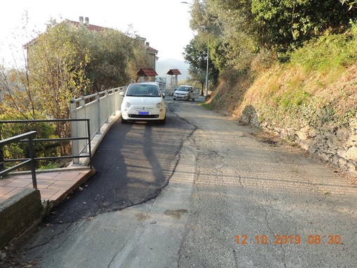 I lavori di ripristino del ciglio stradale di via alla Fontana I lavori di ripristino del ciglio stradale di via alla Fontana