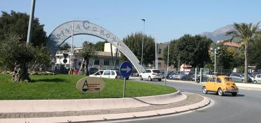 Abbagliato dal sole, sbatte con l'auto contro un muro: incidente ad Albenga