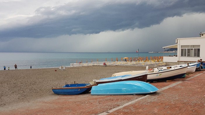 Massacrato con un casco sul lungomare di Pietra: 20enne rischia di perdere un occhio Massacrato con un casco sul lungomare di Pietra: 20enne rischia di perdere un occhio