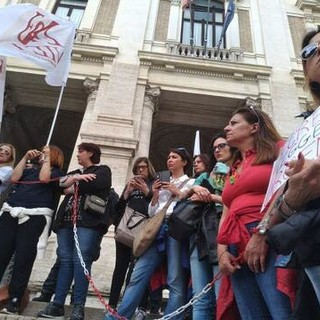Nella foto: un momento di una precedente manifestazione delle maestre