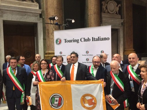 Castelvecchio di Rocca Barbena,Toirano e Sassello conquistano la bandiera arancione per il turismo Castelvecchio di Rocca Barbena,Toirano e Sassello conquistano la bandiera arancione per il turismo