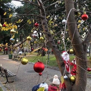 Savona, in piazza del Popolo festa con i bambini che addobbano l'albero (FOTO)