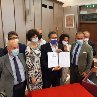 Sottoscritto il Masterplan del Sistema Portuale Savonese, Toti: "Un impegno a realizzare opere fondamentali per la provincia" (FOTO e VIDEO) Sottoscritto il Masterplan del Sistema Portuale Savonese, Toti: "Un impegno a realizzare opere fondamentali per la provincia" (FOTO e VIDEO)