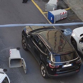 Savona, un cittadino: “Giornata di vento, bidoni a spasso: dovrà farsi male qualcuno per affrontare seriamente la situazione?”