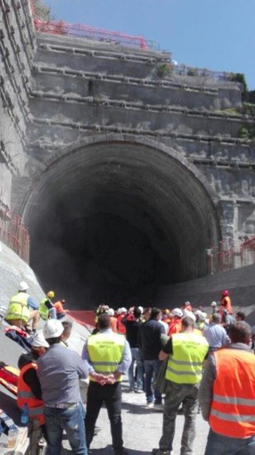 Savona, abbattuto questa mattina l’ultimo diaframma della galleria “San Paolo” sulla variante alla strada "via Aurelia” Savona, abbattuto questa mattina l’ultimo diaframma della galleria “San Paolo” sulla variante alla strada "via Aurelia”