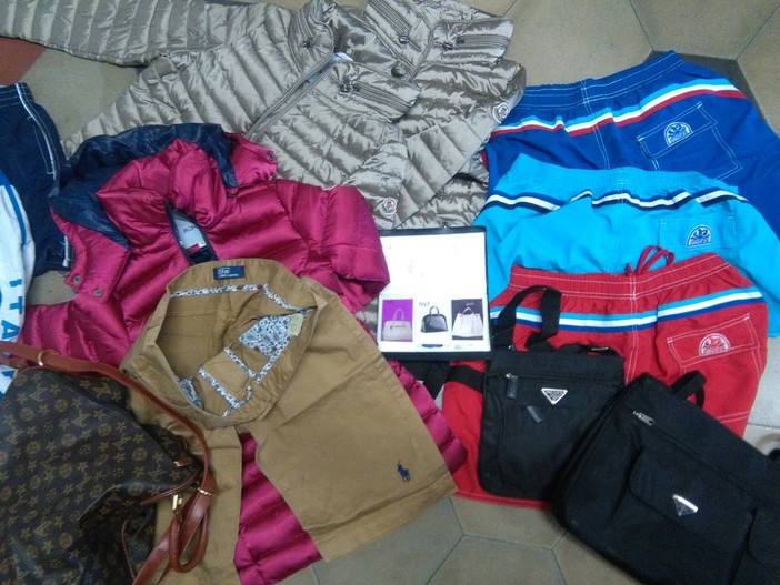 Loano, venditore abusivo "a catalogo" fermato dalla polizia municipale Loano, venditore abusivo "a catalogo" fermato dalla polizia municipale