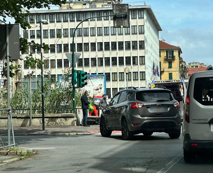 Scontro auto-moto in corso Ricci a Savona: un ferito al San Paolo