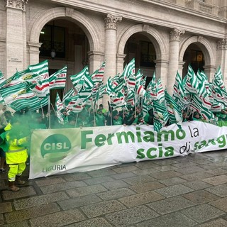 Sicurezza sul lavoro, a Genova in 500 in piazza De Ferrari. La Cisl: "Un patto tra istituzioni, Governo, sindacato e aziende"