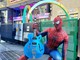 Una chitarra autografata dai cantanti del Festival per un aiuto alle malattie congenite cardiovascolari: Spiderman Villardita in missione