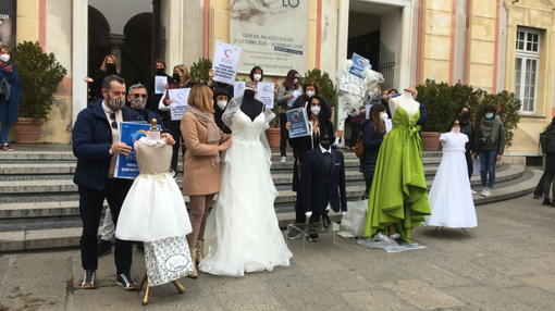 Matrimoni e ricevimenti ancora bloccati: 'Insieme per il wedding' manifesta in De Ferrari (VIDEO e FOTO) Matrimoni e ricevimenti ancora bloccati: 'Insieme per il wedding' manifesta in De Ferrari (VIDEO e FOTO)