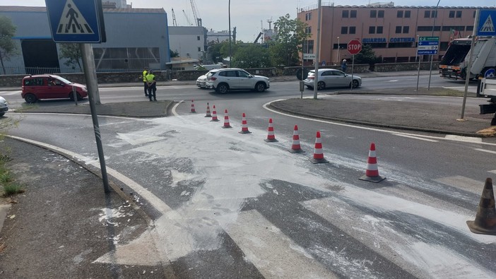 Savona, liquido sull'asfalto in Largo de Meo: la polizia locale devia il traffico (FOTO e VIDEO) Savona, liquido sull'asfalto in Largo de Meo: la polizia locale devia il traffico (FOTO e VIDEO)