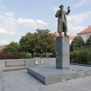 Continua l’opera di bianchetto sulla storia russofoba. Abbattuta la statua del liberatore Konev a Praga Continua l’opera di bianchetto sulla storia russofoba. Abbattuta la statua del liberatore Konev a Praga