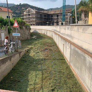 Nelle due foto: i primi interventi di pulizia sugli alvei