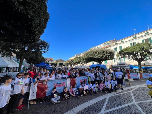 Anche le scuole di Pietra e Borgio alla "We run for women" per dire no alla violenza di genere (FOTO)