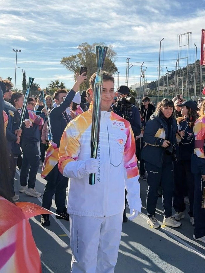 Milano-Cortina 2026, Albissola Marina festeggia il "suo" tedoforo: Simone Monti accolto in sala consiliare dal sindaco Nasuti