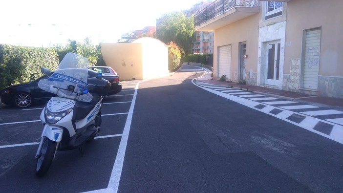 Loano, continuano i lavori di rifacimento della segnaletica stradale Loano, continuano i lavori di rifacimento della segnaletica stradale