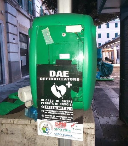 Savona, rubato defibrillatore in piazza Sisto: l'appello della Croce Bianca (FOTO) Savona, rubato defibrillatore in piazza Sisto: l'appello della Croce Bianca (FOTO)