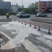Savona, liquido sull'asfalto in Largo de Meo: la polizia locale devia il traffico (FOTO e VIDEO) Savona, liquido sull'asfalto in Largo de Meo: la polizia locale devia il traffico (FOTO e VIDEO)