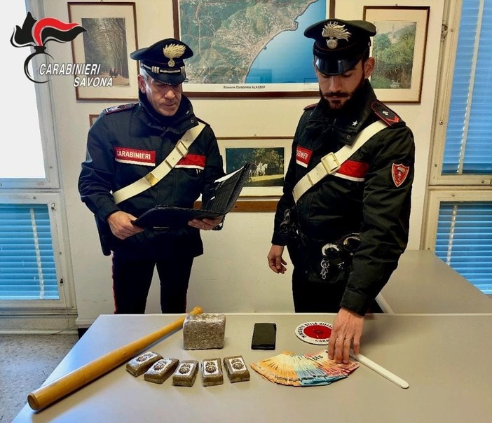 Spaccio di sostanze stupefacenti, i Carabinieri di Cisano e Alassio arrestano due persone: sequestrato 1 kg di hashish Spaccio di sostanze stupefacenti, i Carabinieri di Cisano e Alassio arrestano due persone: sequestrato 1 kg di hashish