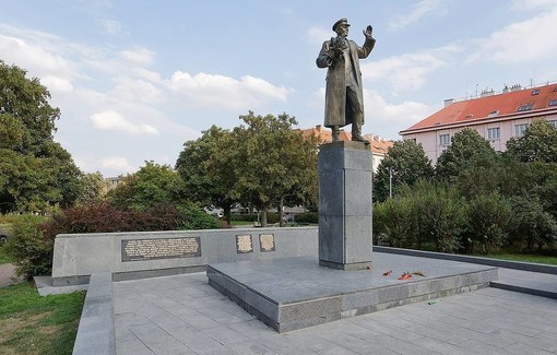Continua l’opera di bianchetto sulla storia russofoba. Abbattuta la statua del liberatore Konev a Praga